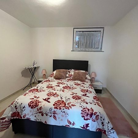 Apartma Azurre โพสโตยนา ภายนอก รูปภาพ