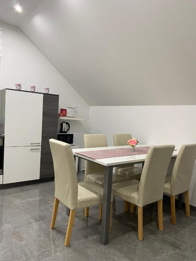 Apartma Azurre โพสโตยนา ภายนอก รูปภาพ