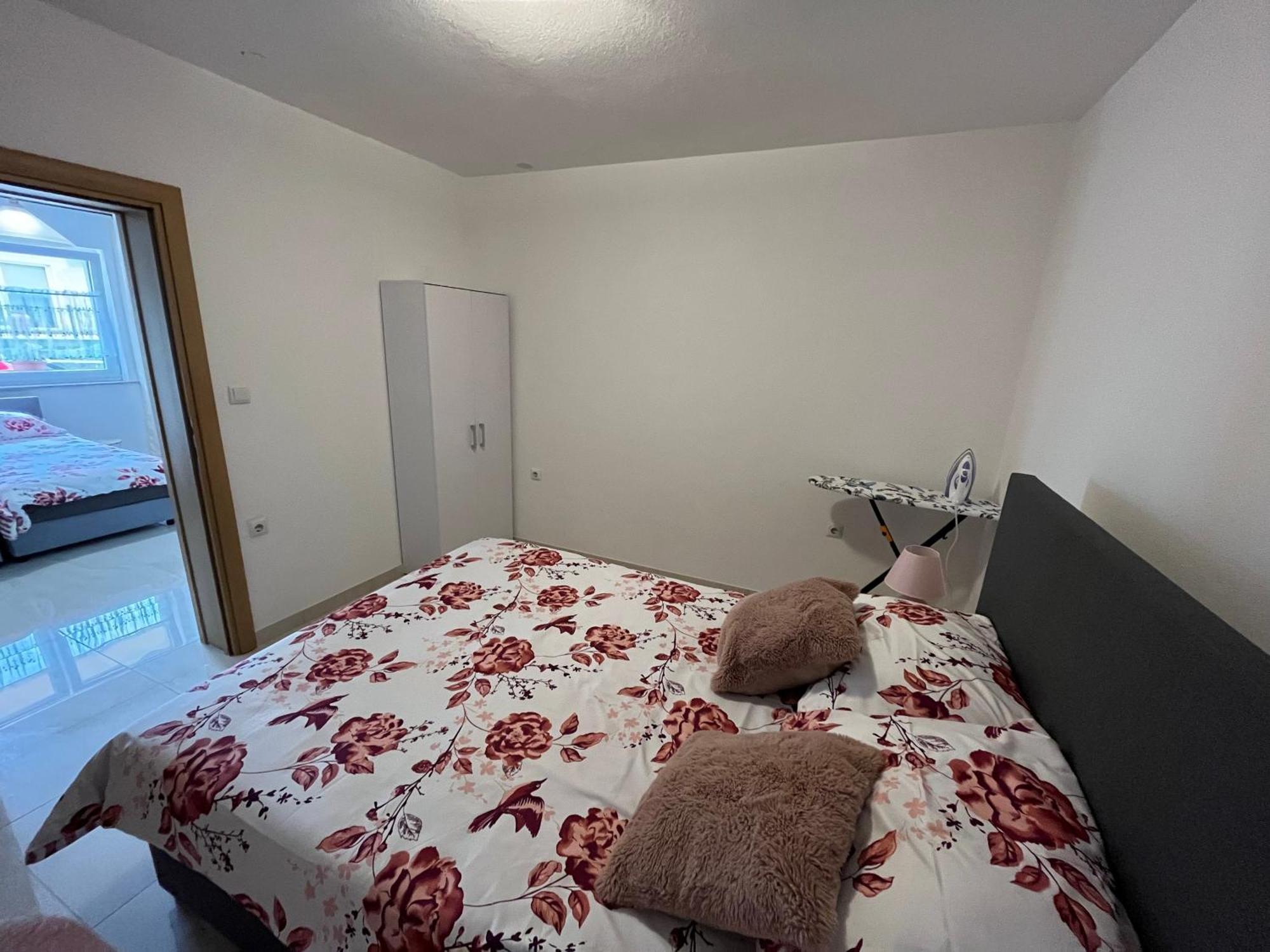 Apartma Azurre โพสโตยนา ภายนอก รูปภาพ